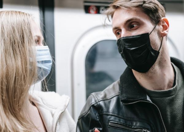 efect ciudat al pandemiei oamenii par mai atragatori cand poarta masca chirurgicala studiu