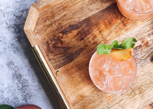 de ce apa tonica straluceste in intuneric