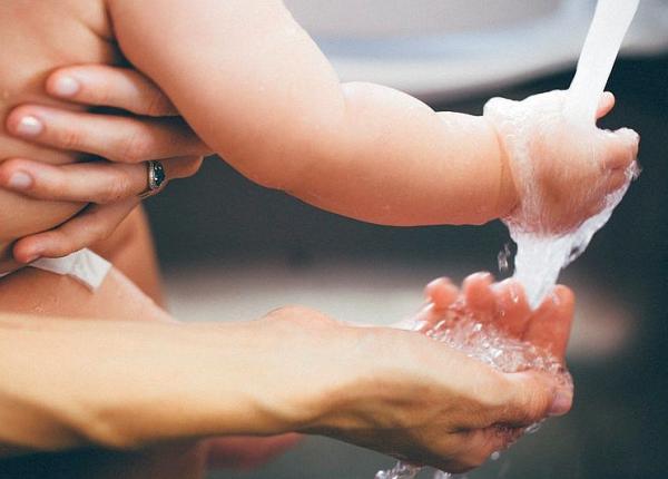 simptomul cu care debuteaza omicron la copii