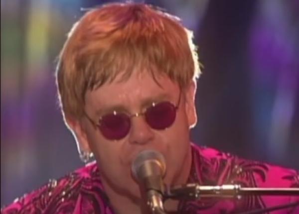 elton john vaccinat cu trei doze are covid starul si a reprogramat unele concerte