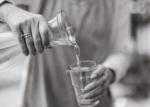 cata apa trebuie sa bei pe zi in functie de greutatea ta nutritionistul serban damian a demontat cel mai mare mit