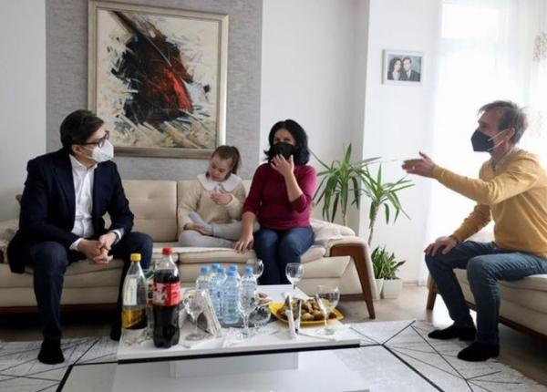 o fetita cu sindromul down condusa la scoala de presedintele macedoniei de nord pentru ca era hartuita comportamentul lor e inacceptabil video o fetita cu sindromul down condusa la scoala de presedintele macedoniei de nord pentru ca era hartuita comportamentul lor e inacceptabil video