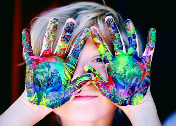 terapia prin joc si prin arta psihologul laura maria cojocaru ajuta copiii sa depaseasca obstacole