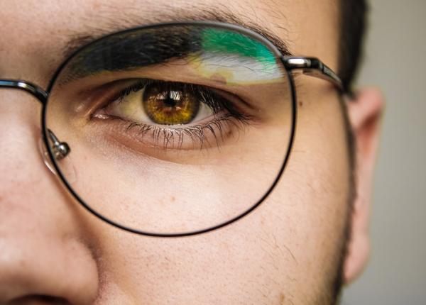 mecanismul prin care lumina albastra deregleaza somnul ce efect au ochelarii care filtreaza lumina albastra