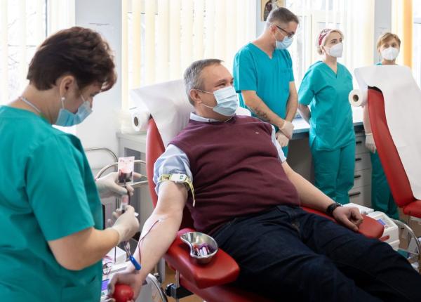 ministrii din cabinetul ckiuca au donat sange pentru ucraina ministrii din cabinetul ckiuca au donat sange pentru ucraina