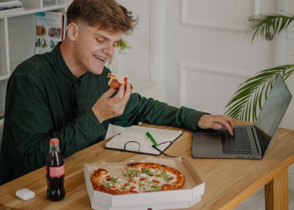 ce se intampla daca mananci in timp ce lucrezi