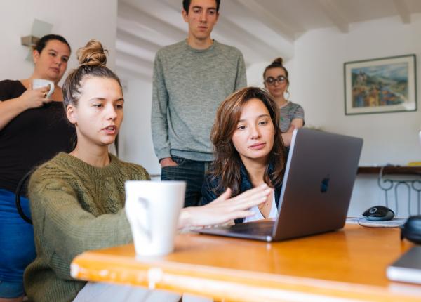 programul de munca schimbat in romania 10 ore pe zi 4 zile pe saptamana psiholog o ineptie noi romanii suntem programati sa muncim 8 ore