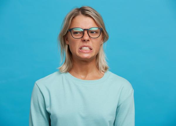 bruxismul sau scrasnitul din dinti ce il provoaca cum scapam