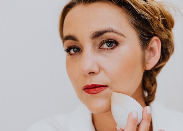 cinci sfaturi eficiente pentru a ti curata bureteii de machiaj