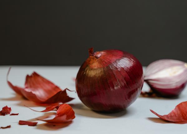 de ce plangem cand taiem ceapa ceapa in congelator