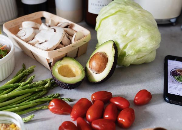 alimente care combat balonarea rosiile si avocado pe lista