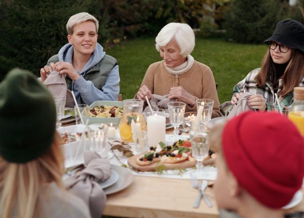 masa de sarbatori intre exces si rasfat medic balonarea este o reactie fireasca