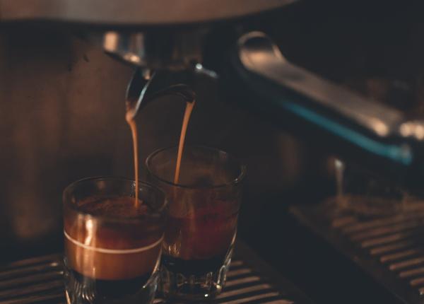 6 bauturi care te deshidrateaza fara sa ti dai seama