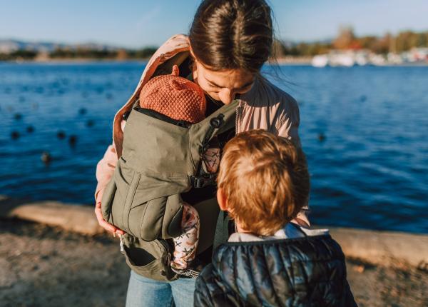 babywearing beneficii purtarea bebelusui in marsupiu terapie emotionala si ortopedica