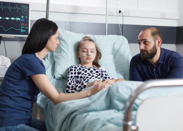 fetita cu hepatita misterioasa care a primit transplant hepatic a murit