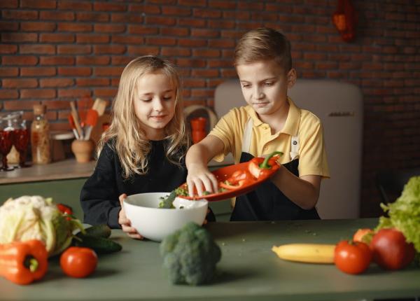 culoarea din farfurie esentiala pentru meniul copiilor nutritionist creierul nu si primeste energia necesara