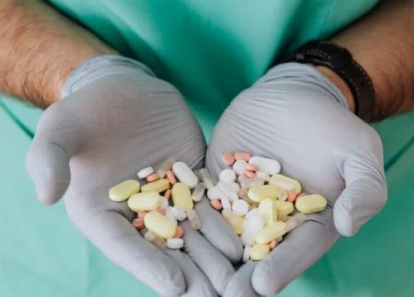 medicul care a prezentat hidroxiclorochina ca leac miraculos arestat 8 000 de doze falsificate a spus ca virusul dispare in cateva ore dupa ce iei medicamentul