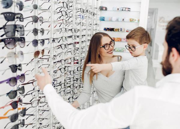 ochii copiilor incep sa nu mai vada la distanta cum te ajuta cucu bau sa ti dai seama ca au nevoie de ochelari