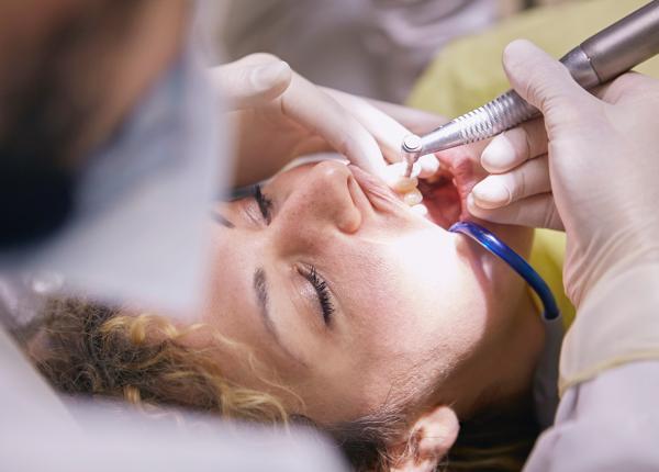 parodontoza boala cronica provocata inclusiv de stres semnele la care sa fim atenti medic cauza principala este igiena orala precara