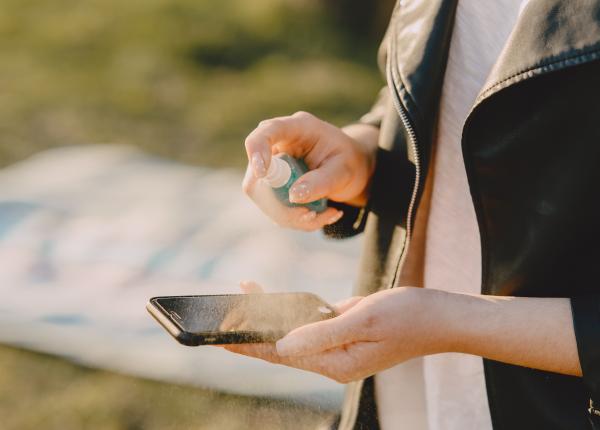 telefoanele transmitatoare de bacterii sunt mai periculoase decat capacul de toaleta