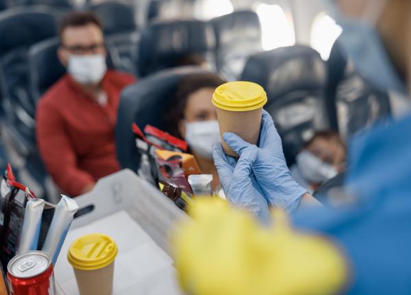 bautura pe care nu ar trebui sa o comanzi niciodata in avion insotitor de zbor uram sa o servim