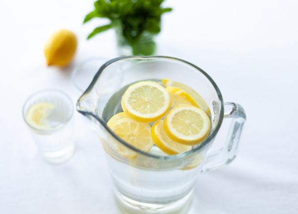 migrenele cauzate de deshidratare apa cu lamaie un remediu natural