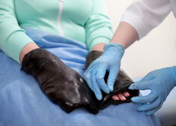 impachetarile cu parafina terapie pentru piele si dureri articulare medic determina o incalzire uniforma a pielii producandu se transpiratie abundenta