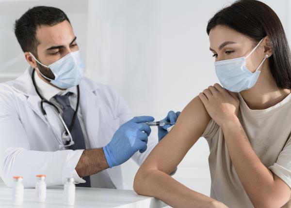 vaccinul anti covid o enigma lapadatu inainte ziceau astia nu sunt in stare sa gaseasca un vaccin si cand a aparut au zis ce e chestia asta pe repede inainte aparuta