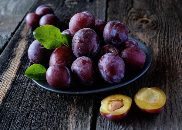 prunele si prunele uscate 7 beneficii pentru sanatate afectiunile pe care le trateaza