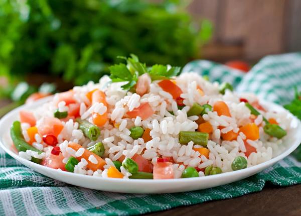 beneficiile consumului de orez alb recomandat in alimentatia vegetariana reduce riscul de cancere intestinale