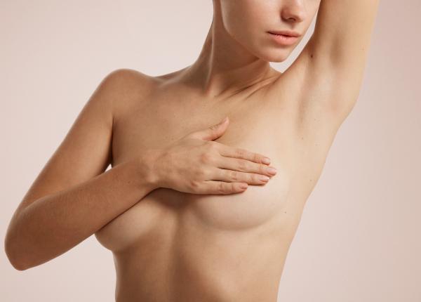 cum iti palpezi corect sanii cand si cum trebuie facuta autopalparea si la ce sa fii foarte atenta de acum