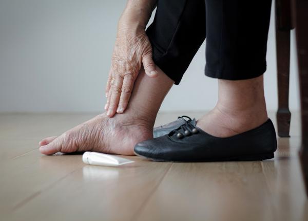 piciorul umflat semn mare de alarma medic poate duce la deces sau la insuficienta respiratorie cronica