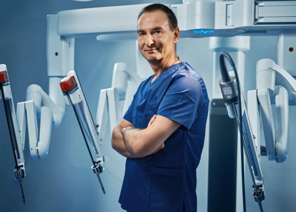 premiera in chirurgia robotica pacienta cu hernie incizionala giganta operata robotic prin cea mai moderna tehnica chirurgicala de reconstructie a peretelui abdominal