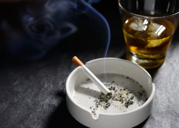 fumatul si alcoolul factori de risc pentru aproape jumatate dintre decesele cauzate de cancer