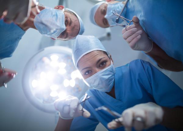 operatii cu pacientul treaz gramescu pare sf dar e cu ochii deschisi sta de vorba cu tine se fac si in romania dar rar