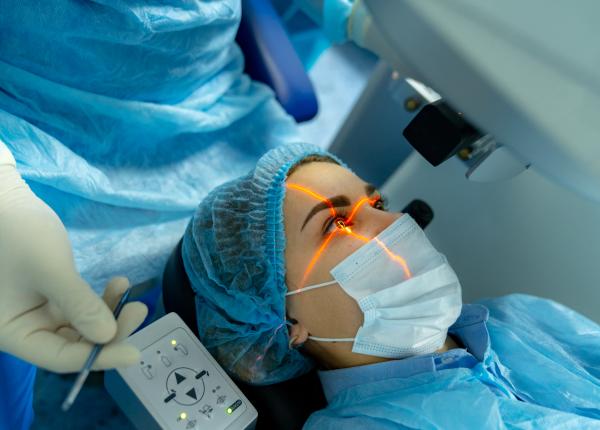 cum sa scapi de ochelari in cateva secunde medic laserul il ajuta in acest sens si ii tine ochiul nemiscat