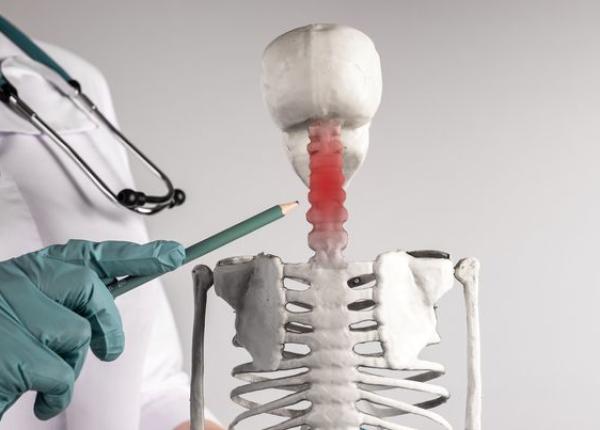 telefonul riscuri coloana vertebrala text neck florin