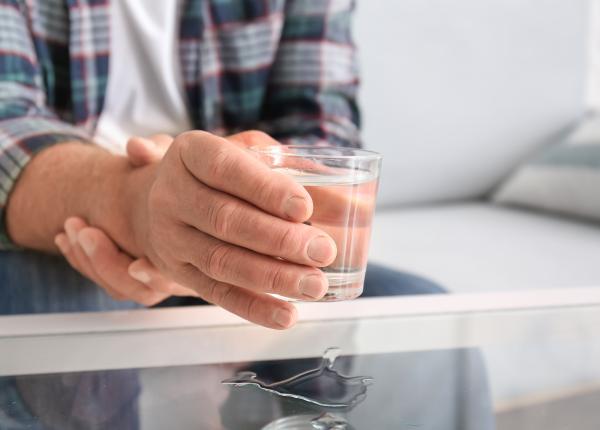 boala parkinson de la debut la ultimul stadiu primele semne modificarea expresiilor faciale tremur usor