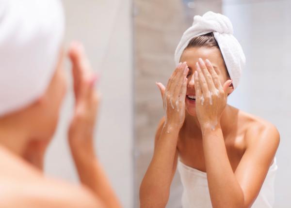 8 semne ale stresului zilnic sunt foarte vizibile pe fata si pielea ta