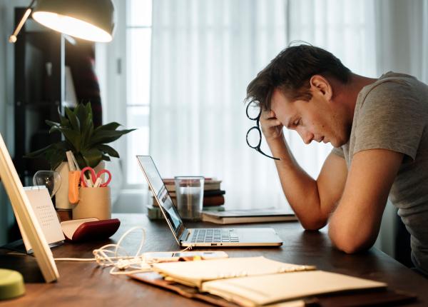 ochelarii de protectie pentru laptop sau telefon ineficienti nu lumina albastra emisa de dispozitive digitale duce la boli si oboseala oculara ci utilizarea exagerata a lor