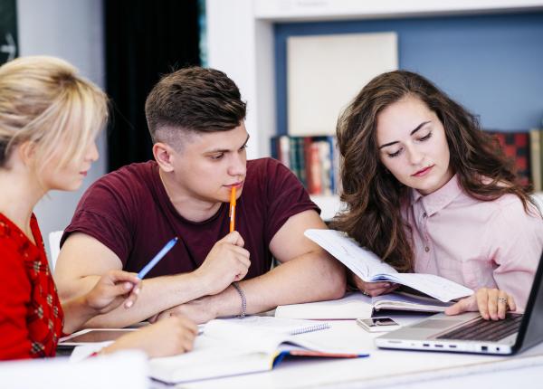 studentii de la medicina cer stagiu la tara pe vremea lui ceausescu era obligatoriu