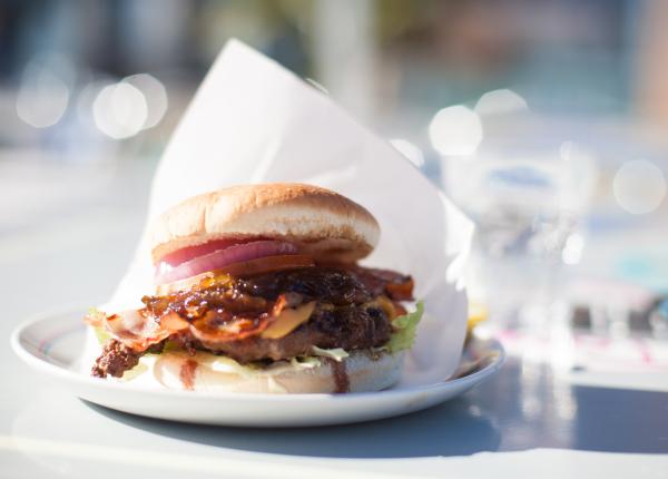 fast food ul acceptat din cand in cand nutritionist mancati cu toata atentia in farfurie