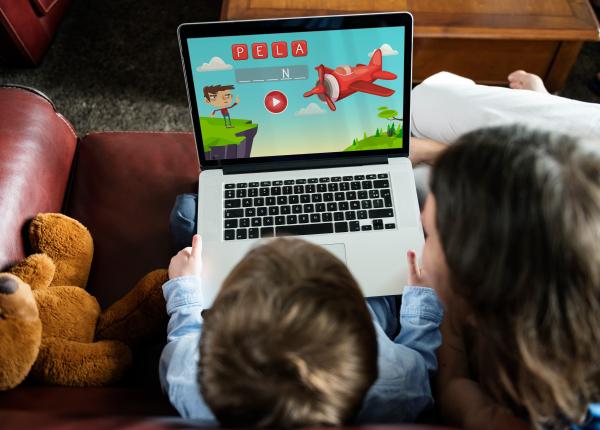 miopia si timpul stat in fata ecranelor oftalmolog cu cat ecranul este mai mic cu atat este mai nociv