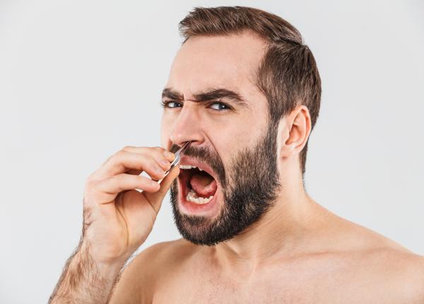 iti smulgi firele de par din nas