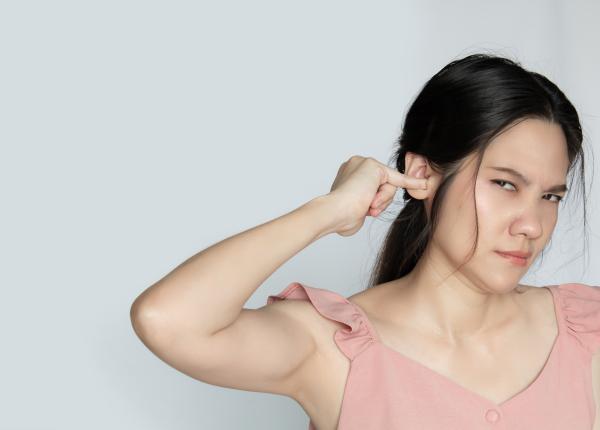 de ce te mananca urechea de ce te mananca urechea