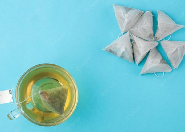 pune doua plicuri de ceai verde in frigider