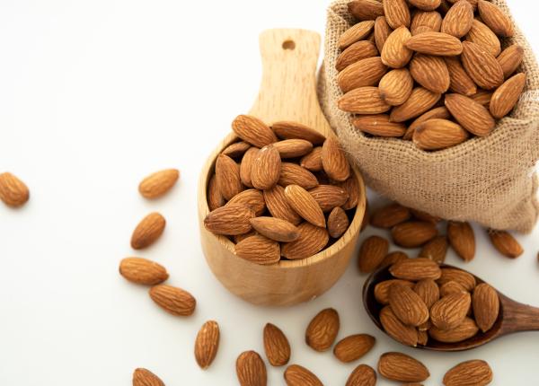 migdalele mai satioase decat batoanele cu carbohidrati