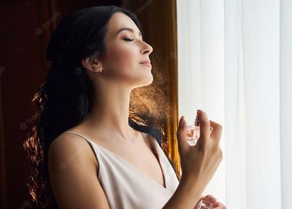 parfumul va ramane puternic o zi intreaga daca stii cateva trucuri