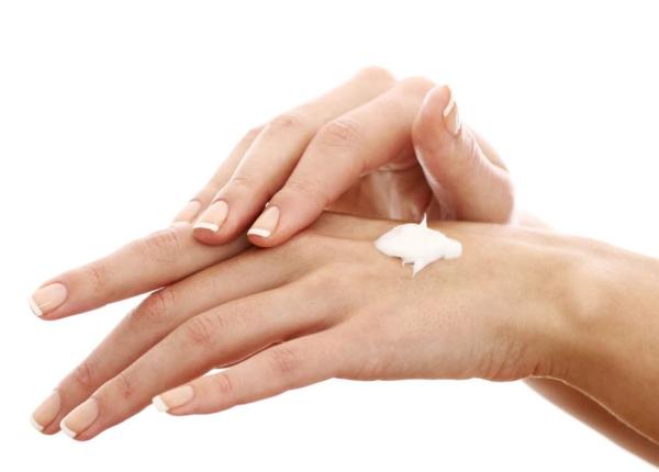 maini crapate cu ce sa te dai pe maini iarna