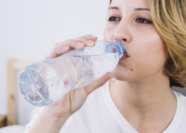 cata apa trebuie sa bem de fapt pe zi doru negru femei crema hidratanta beti apa